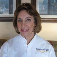 Lois Groves's Instagram, Twitter & Facebook