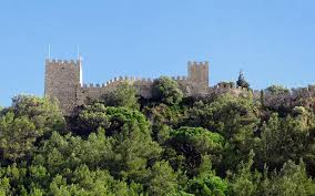 Located in sesimbra, within 1.4 km of ouro beach, sesimbra falésia offers accommodation with free wifi and air conditioning. Castelo De Sesimbra Sesimbra Castles Portugal Travel Guide