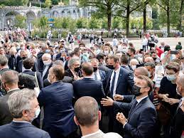 Depuis le début du mois de juin, emmanuel macron multiplie les déplacements en région pour aller à la rencontre … emmanuel macron violemment pris à partie à lourdes : Wvfgmnxkwm Yym