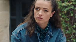 Ici tout commence en avance : Déboussolée à cause de Teyssier, Anaïs  accepte un sachet de drogue,