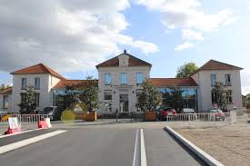 Inhabitants are called ozoiriens or ozophoriciens. Ozoir La Ferriere Wikipedia