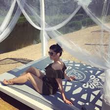 Katarzyna cichopek zaliczyła wpadkę, obsada rzuciła się na pomoc. Kasia Cichopek Bikinis Celebrity Feet Swimwear