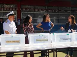 Elecciones 2024: ¿En qué horarios se puede votar en Chile? Así funcionarán  las mesas de los locales