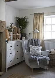 Ikea Deutschland Strandmon Ohrensessel Mit Bezug Skiftebo In Hellbeige Mit Einem Plaid Einem Kissen Und Ei Wohnung Einrichten Wohnen Wohnzimmer Einrichten