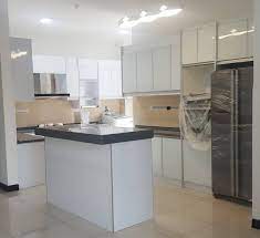 Kabinet hitam dengan white island. Kabinet Dapur