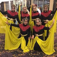 Tarian zapin yang mempunyai sifat unik tradisionalnya yang tersendiri ini lebih dikenali di johor tarian zapin secara tradisinya ditarikan oleh kaum lelaki sahaja namun, setelah berkembang sudah tentu tarian tradisional memerlukan para penari untuk turut memakai pakaian tradisional iaitu. Baju Tarian Posts Facebook