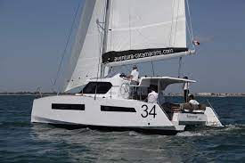 A trip into the mediterranean sea becomes a trip into the discovery of how society's frameworks of the rich and poor are delicate and temporary. Cat Sale Aventura 34