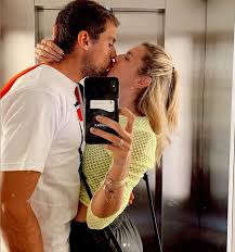 El tenista bahiense guido pella está en boca de todos y esta vez no por ganar la copa davis sino por su vida amorosa: La Novia De Guido Pella Le Declaro Su Amor A Roger Federer Perdon Amor Me Entenderas La 100