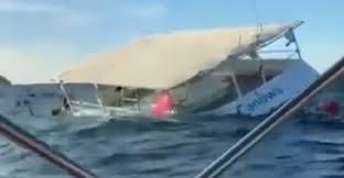 Cerca de 60 turistas resultaron ilesos luego de que el barco en el que viajaban para celebrar la llegada del año 2021 se hundiera en el mar frente a las costas de puerto vallarta, jalisco. Wdkfhzun6h6nnm