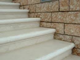 Ciao come rivestire una scala esterna di ingresso in mezzo a 2 verande con pavimento effetto parquet. Scale In Pietra Naturale Zivelonghi Luigi Flavio