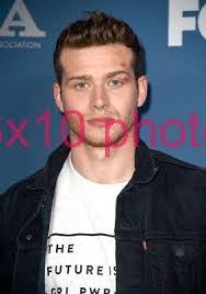 Oliver Stark's Instagram, Twitter & Facebook