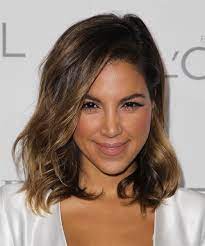 Liz Hernandez Medium Wavy Brunette Hairstyle Hair Styles Medium Hair Styles Wavy Hairstyles Medium