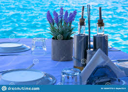 Como solo son dos personas, pueden crear proyectos un poco más elaborados. Mesa Preparada Para Dos Personas Con Utensilios De Cocina Menu Y Decoracion Floral Foto De Archivo Imagen De Utensilios Mesa 165397370