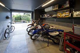 千里のバイクガレージハウス 大阪 ガレージ内にはエアコン お湯のでる水栓 収納棚 電源が使い方に合わせて配置されている バイクガレージ ガレージハウス 二世帯住宅