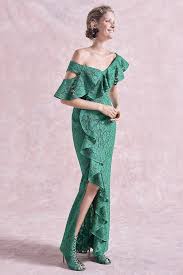 Si la boda es por la tarde o noche, deberemos procurar acudir con vestido largo y también son aceptados los tobilleros o de corte asimétrico. 4 Consejos Para El Look De Invitada A Una Boda En Clima Frio Vestido Largo Sencillo Vestido De Costura Vestidos Largos