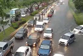 Kesesakan lalu lintas merujuk kepada keadaan di jalan raya di mana terdapat banyak kenderaan yang tersekat akibat terlalu banyak kenderaan yang berada di atas jalan raya pada tempat dan waktu yang sama. Banjir Kilat Di Beberapa Kawasan Di Ibu Negara Astro Awani