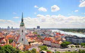 Die stadt hat 423737 einwohner und liegt auf einer höhe von 132 metern über dem meerespiegel. Hauptstadt Slowakei Ein Marchenhaftes Land Das Eine Reise Wert Ist