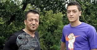 Mesut özil denince her türkün içinden çelişkili duygular geçer; Mesut Ozil In Babasini Gorenler Inanamadi Iste Mesut Ozil In Babasi Ve Unlulerin Babalari Magazin Haberleri