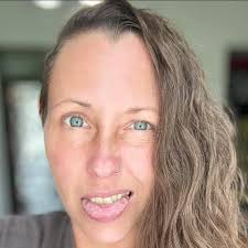 Tis senior dog woke up in an empty box and realized his family moved  without 🥺