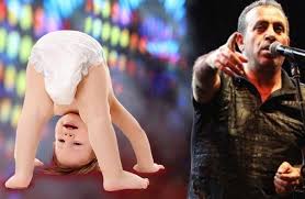 Allianz reklamının başlarında haluk levent'in yeni yıla karşı tutumu şaşırtıyor. Haluk Levent 200 Ogrenciye Burs Icin Reklam Filminde Rol Aldi