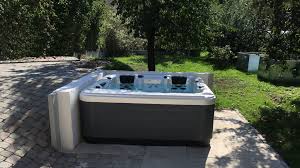 Referenzen Bildern Von Glucklichen Whirlpool Schwimm Spa Kunden Whirlpool Spa Schwimmen