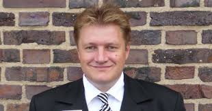 Mengersens Hilfe nach dem schlimmen Buscrash