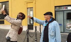 109,892 likes · 9,115 talking about this. Enrico Montesano A Roma Senza Mascherina Viene Fermato Dalla Polizia