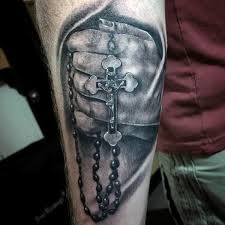 Beautiful rosary foot tattoo beads tart off from the calf of the foot, going down the ankle bone and attaching itself to a small black shining diamond shape. Prayer Hands With Rosary Beads Tattoo Novocom Top