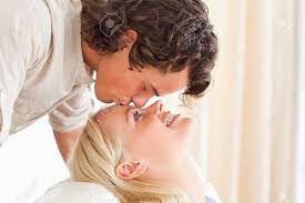 彼の婚約者彼らのリビング ルームのおでこにキスをする男性のクローズ アップの写真素材・画像素材 Image 11227143