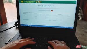 Các phương tiện xe máy ùn ứ chờ hướng dẫn khai báo di chuyển nội địa. Ahoeqh Jj2hfum