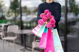 Check spelling or type a new query. Uomo Romantico Dando Fiori Bouquet E Mazzo Di Borse Rosa Foto D Archivio Crushpixel