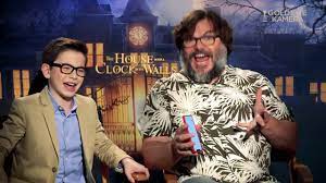 Nach dem tod seiner eltern findet der zehnjährige lewis (owen vaccaro) bei seinem schrulligen onkel jonathan (jack black) ein neues zuhause. Das Haus Der Geheimnisvollen Uhren Jack Black Und Owen Vaccaro Im Interview Youtube