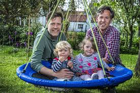Naast utrecht en leusden kan men vanaf oktober 2011 ook in amsterdam een afspraak maken voor de reizigersspreekuren van vaccinatiecentrum nederland. Gemeente Erkent Homokoppel Niet Als Vaders Maar Vraagt Hen Het Belang Van Limburg Mobile