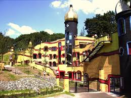 Das Hundertwasserhaus Im Grugapark In Essen Ist Ein Farbenreicher Lichtblick Hundertwasserhaus Style At Home Haus