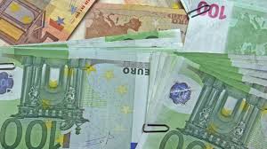 950 euros… on voit déjà le marché noir se mettre en place sur certains sites à des prix fous, déplore l'organisation. Banque Comment Retirer Des Billets De 100 Ou 200 Euros