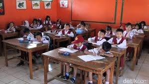 Oleh guru bergantung pada kemampuan guru itu mencari akal atau siasat agar proses belajar mengajar dapat berjalan lancar dan berhasil dengan baik. Mengajar Murid Yang Heterogen