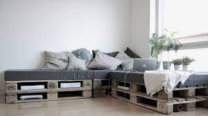 Divano rivestito con spalliera in capitonné. Come Utilizzare I Pallet Per Realizzare Soluzioni Di Design Design Fai Da Te Pallet Http House Cudriec Com Case Mobili Divano Fai Da Te Salotto Grigio