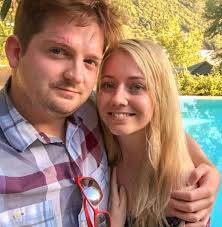 Incredible snap catches NHS worker's two-hour walk home in a blizzard after  a 13-hour shift