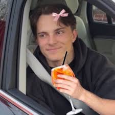 alex🦦 (@landofoscar)