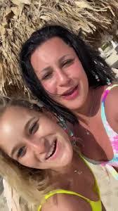 Lauren Kapp's Instagram, Twitter & Facebook