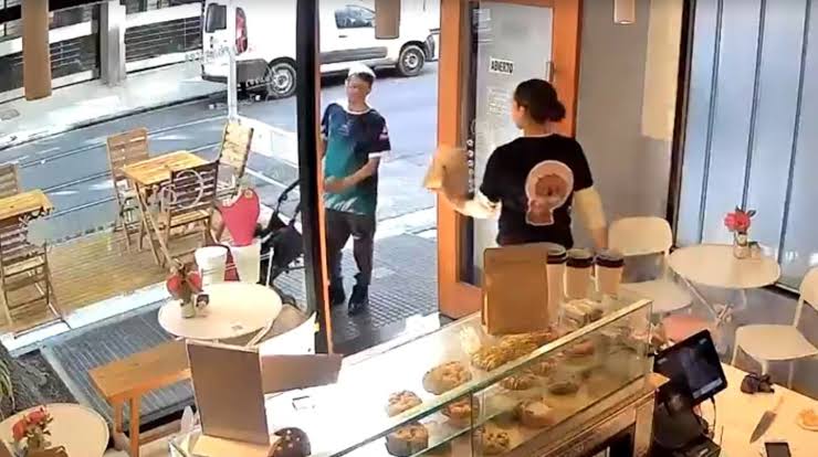 Robó la propina de una cafetería, la empleada lo enfrentó con una cuchilla y terminó regalándole comida
