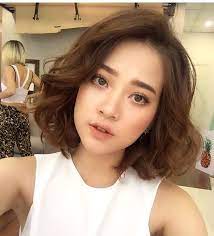 Smooth and even strands are more common than large curls. Truoghoagmaianh Korean Short Hair Short Wavy Haircuts Short Hair Styles