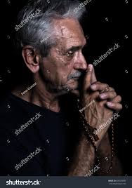 Old Man Praying Rosary His Hand Foto de stock 666026080