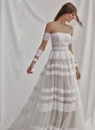 Bei uns findest du zahlreiche liebevoll gebrauchte brautkleider, die auf eine weitere zukünftige braut warten, die sie beglücken dürfen. Brautkleider Vintage Hochzeitskleider Im Hippe Boho Gipsy Look
