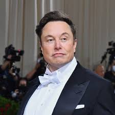 Elon Musk dice que sigue “comprometido” con la compra de Twitter