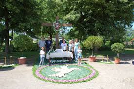 Alljährlich zu fronleichnam gestaltet unser verein mit hilfe seiner mitglieder einen fronleichnamsaltar. Impressionen Vom Korlinger Fronleichnam Altar Korlingen