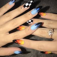 Los diseños de uñas se han convertido en un boom en la actualidad, nos muestran diversas formas de destacar con colores, brillos llamativos, accesorios en distintas formas y colores, líneas, figuras y una gran cantidad de opciones que tenemos para escoger todo el año, ¿te gustaría presumir un nail. 40 Ideas De Fire Nails Manicura De Unas Manicura Unas De Gel Bonitas