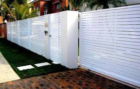 Tentu kita tahu bahwa pagar berfungsi sebagai pelindung atau memberikan keamanan ganda pada bangunan atau rumah kita. Sebagai Ide Pagar Murah Pagar Horizontal Halaman Belakang