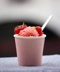 Pour un goûter ou un dessert d'été, cette glace à la fraise vous fera fondre de plaisir ! Glace Fraises Citron Vert Sans Sorbetiere