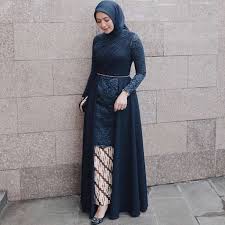 Busana muslim wanita yang asik untuk hangout. 10 Inspirasi Fashion Kondangan Hijab Modern Ala Selebgram